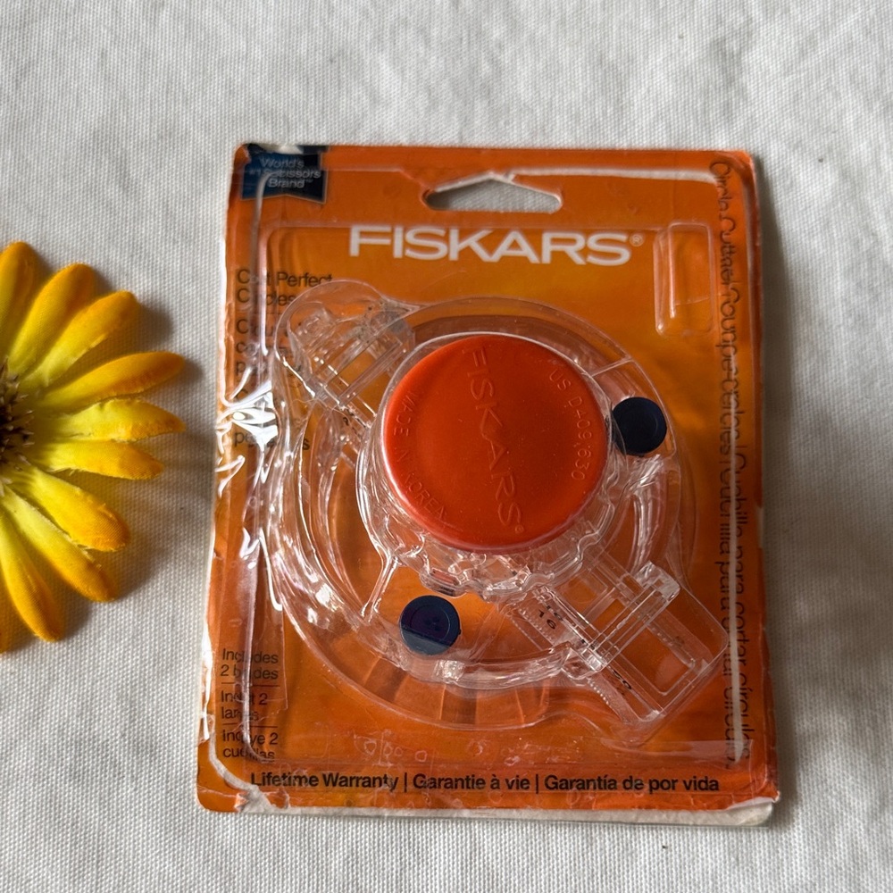 🩷 FISKARS; Circle Cutter cuts Perfect Circles! Includes Two Blades. Never used!